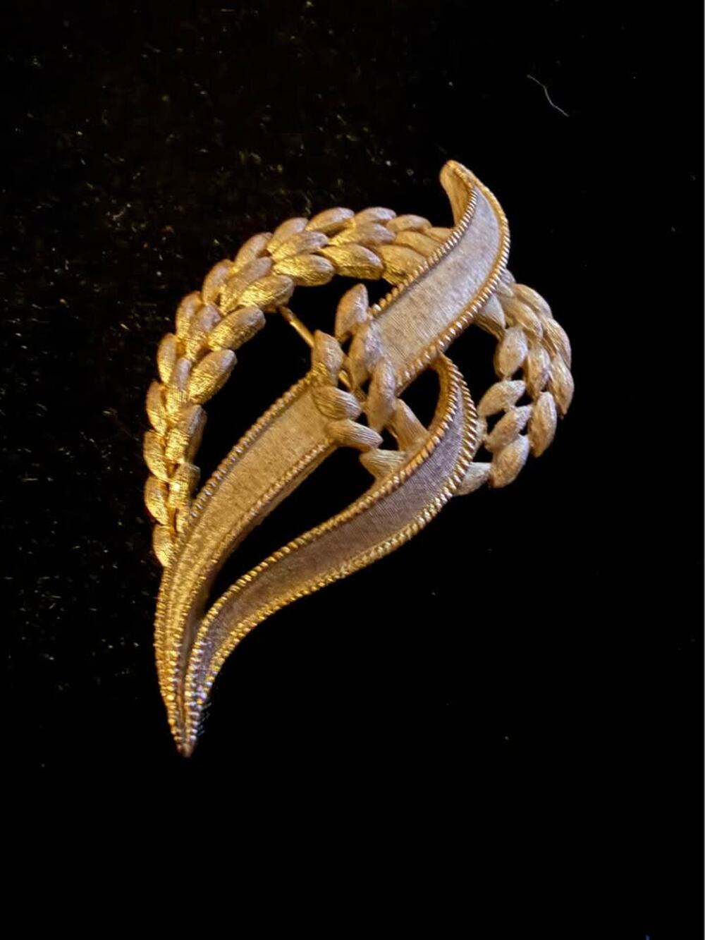 Vintage TRIFARI Signed Crown GOLD TONE Wheat Swirl W/Leaves TEXTURED Pin BROOCH